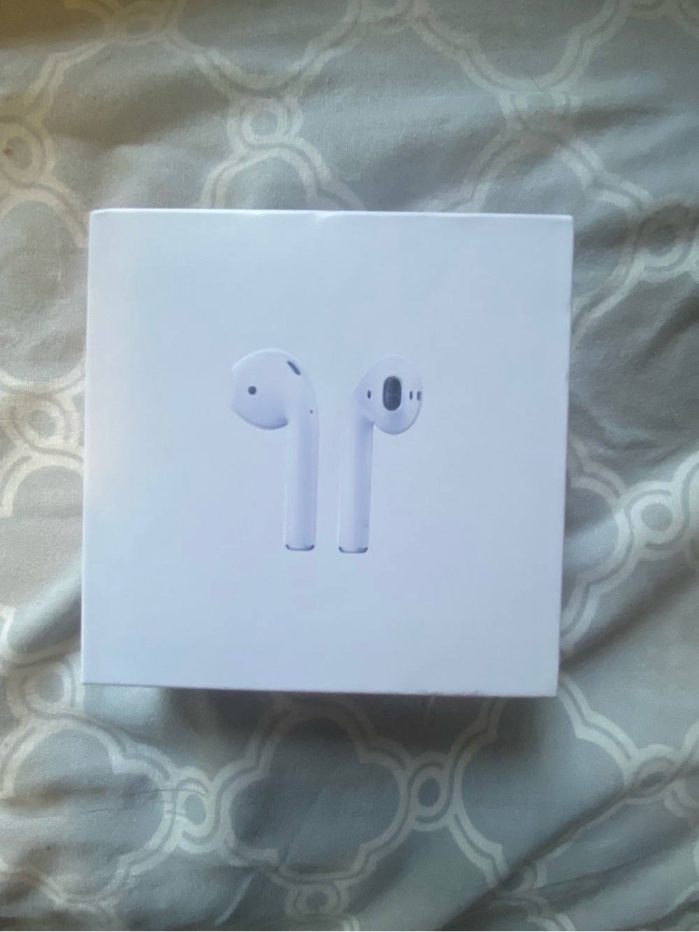 Apple AirPods with Wireless Charging Case in White